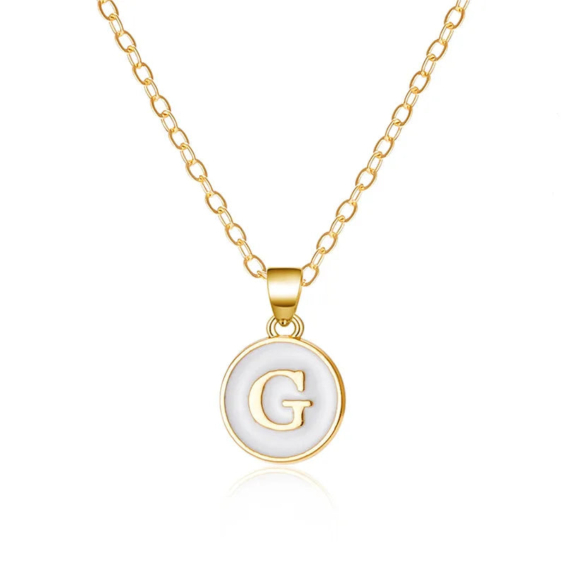 Collar con colgante blanco inicial g