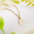 Collar con colgante blanco inicial h