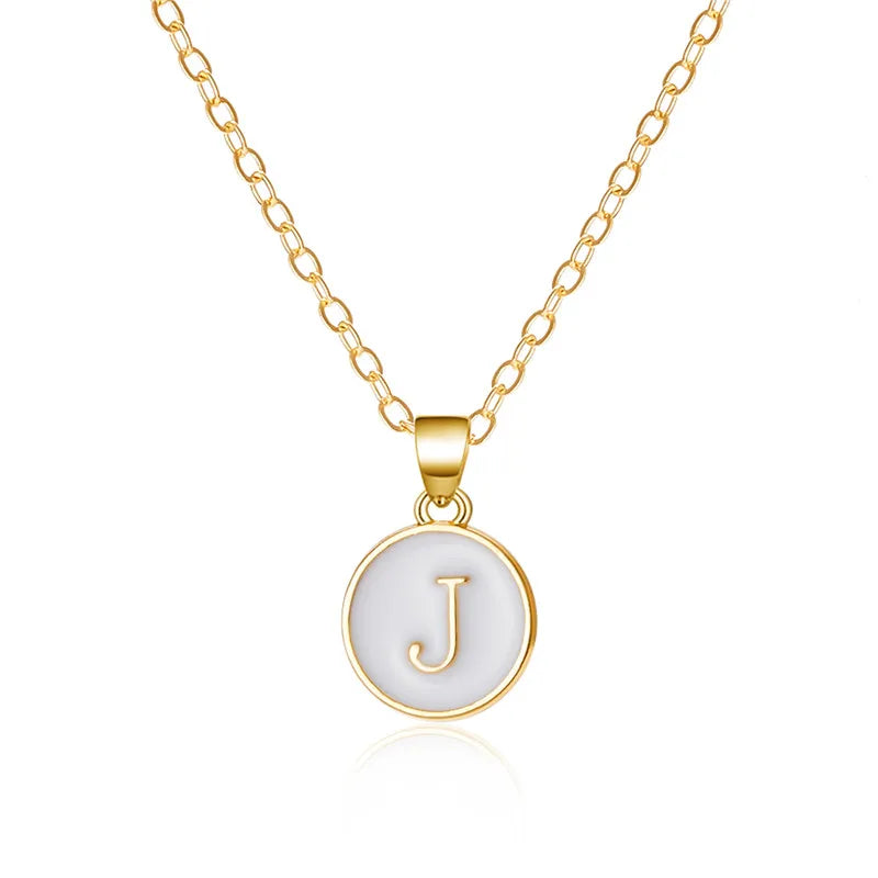 Collar con colgante blanco inicial j