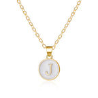 Collar con colgante blanco inicial j