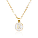 Collar con colgante blanco inicial k