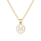 Collar con colgante blanco inicial m