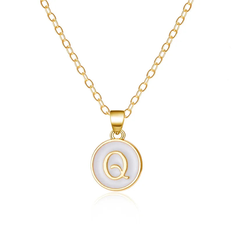 Collar con colgante blanco inicial q