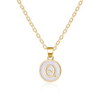 Collar con colgante blanco inicial q