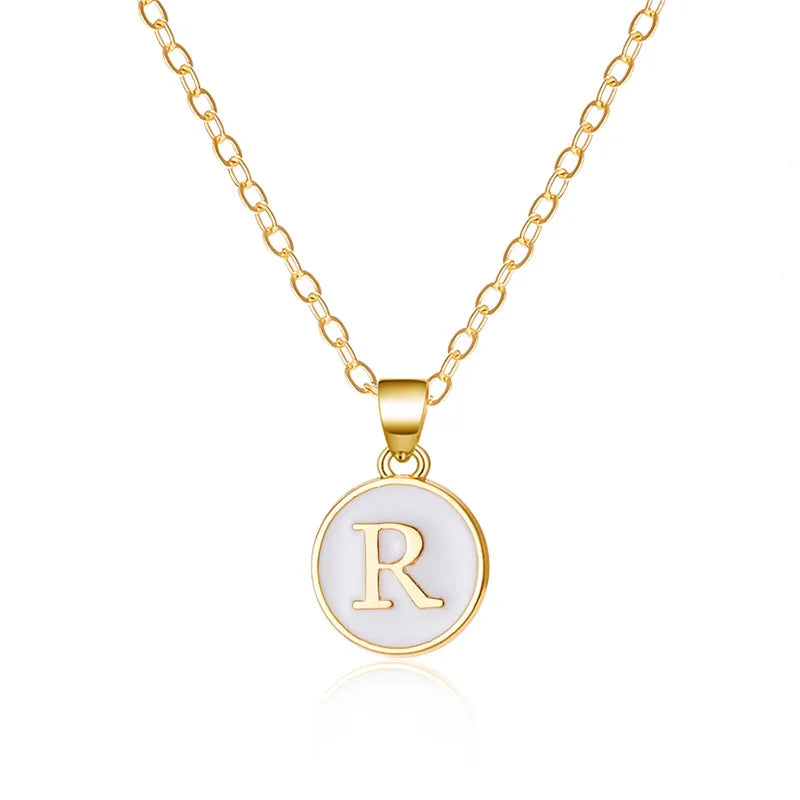 Collar con colgante blanco inicial r