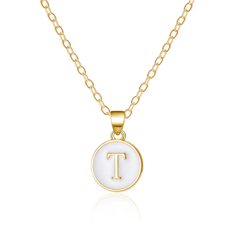 Collar con colgante blanco inicial t