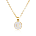 Collar con colgante blanco inicial u