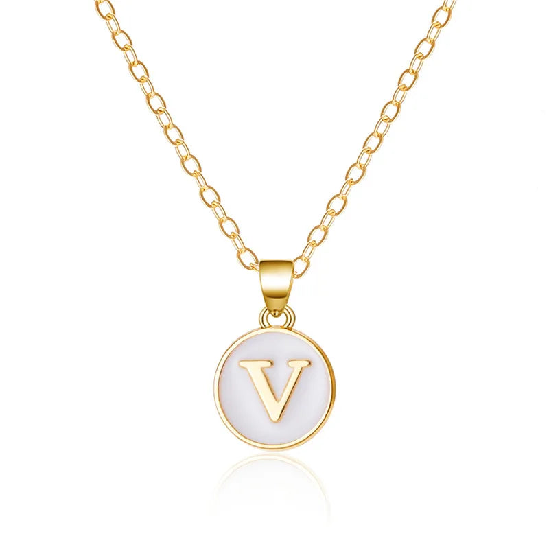 Collar con colgante blanco inicial v