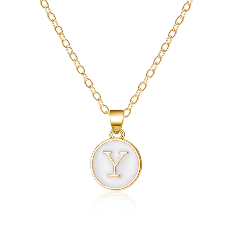 Collar con colgante blanco inicial y