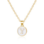Collar con colgante blanco inicial y