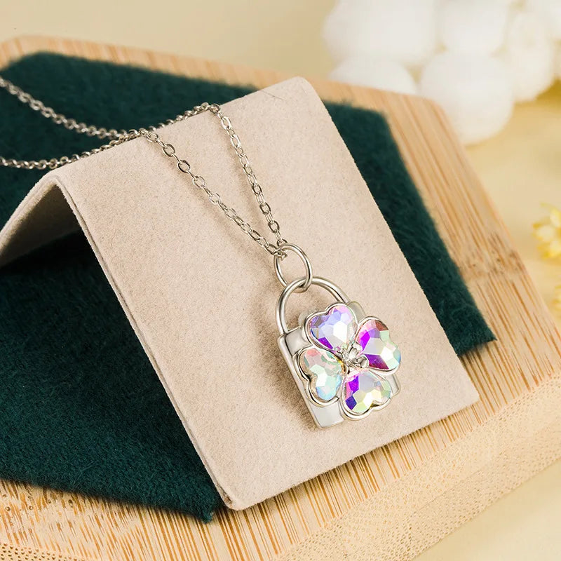 Collar con colgante de candado de trébol de cuatro hojas brillante