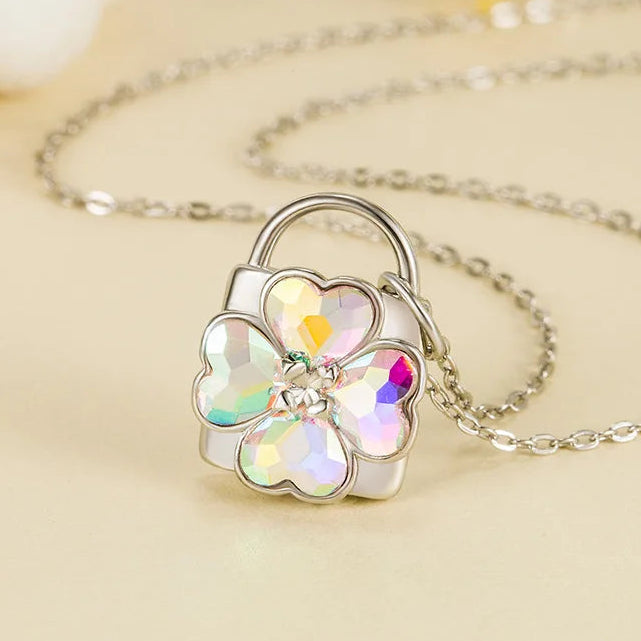 Collar con colgante de candado de trébol de cuatro hojas brillante