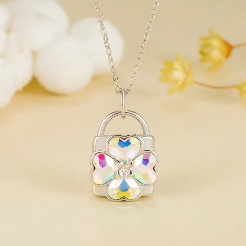 Collar con colgante de candado de trébol de cuatro hojas brillante