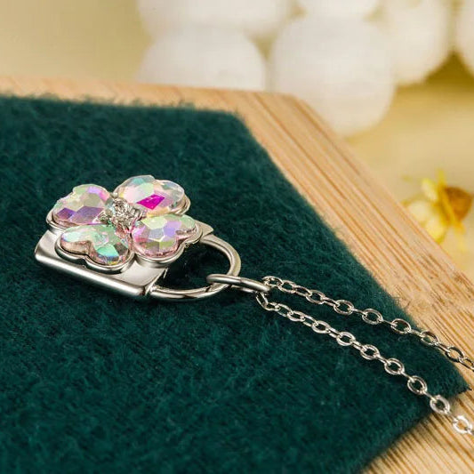 Collar con colgante de candado de trébol de cuatro hojas brillante
