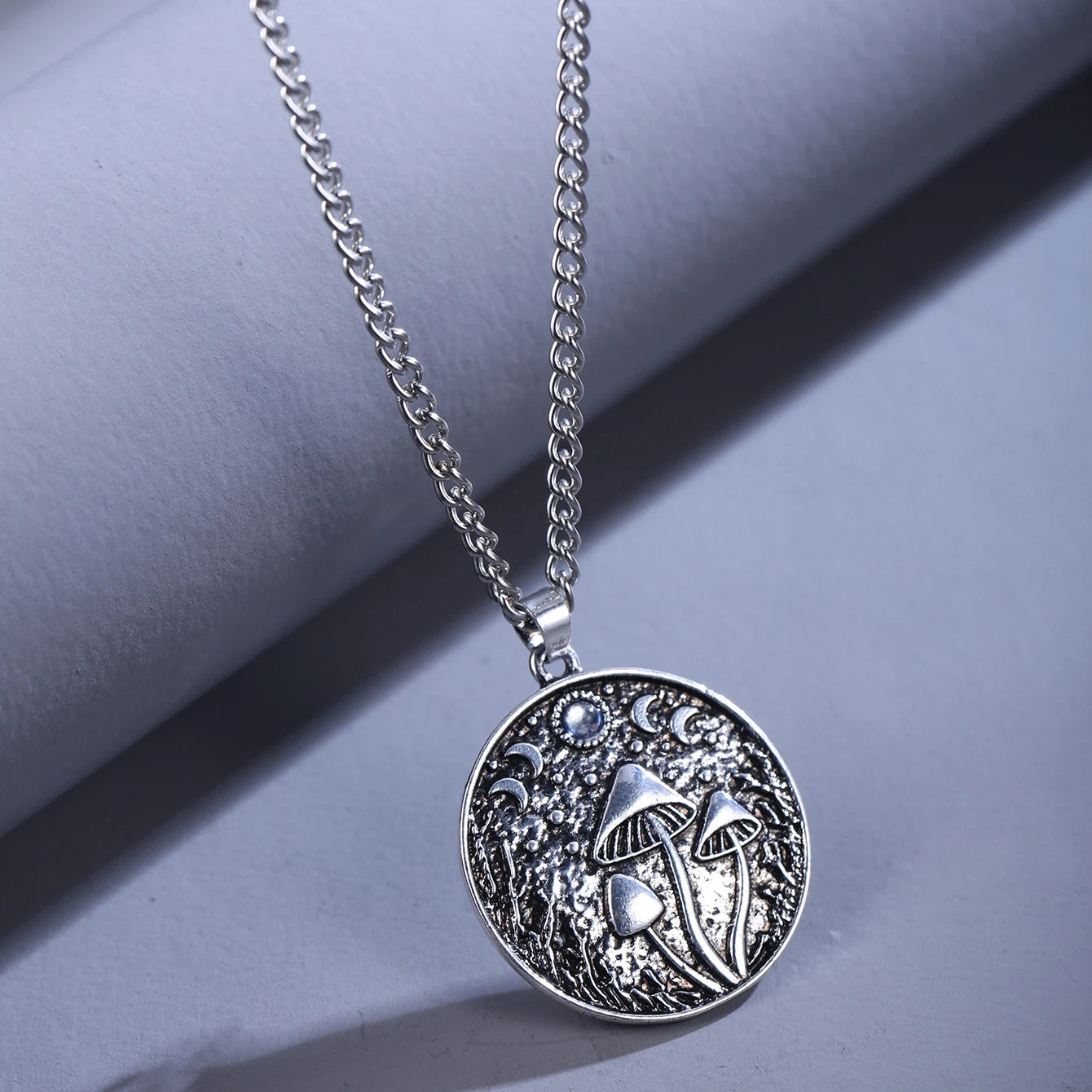 Collar con colgante de setas