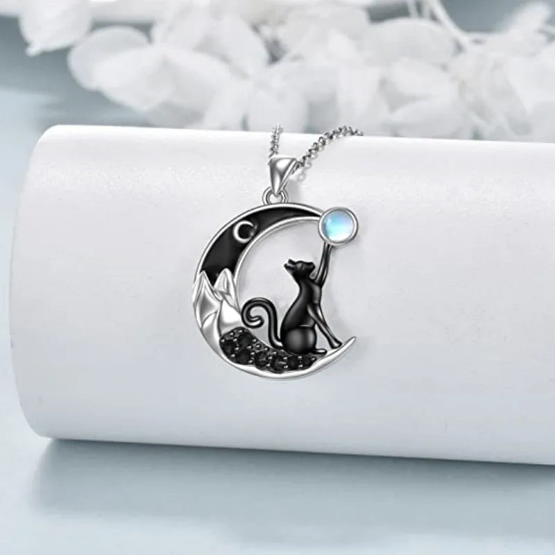 Collar con colgante de gato adorable a la luz de la luna
