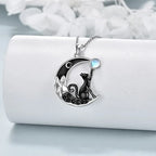 Collar con colgante de gato adorable a la luz de la luna