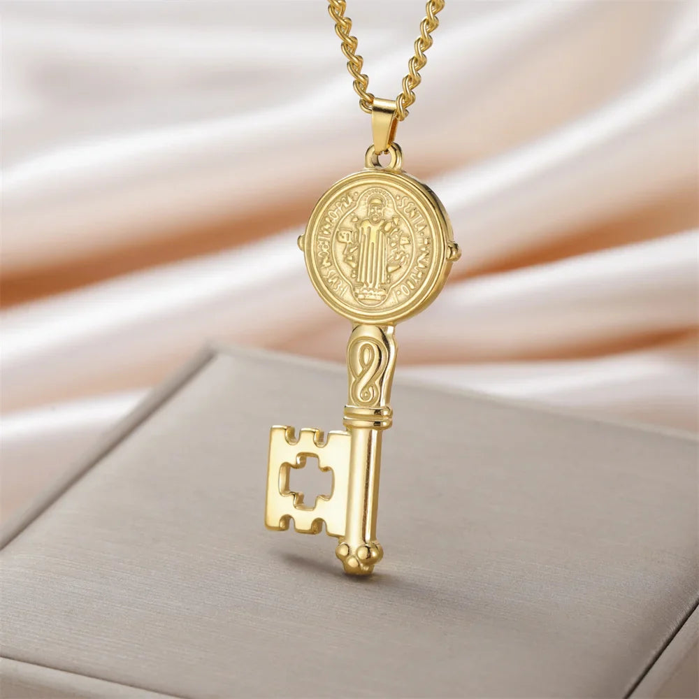 Collar con colgante de llave católica dorada