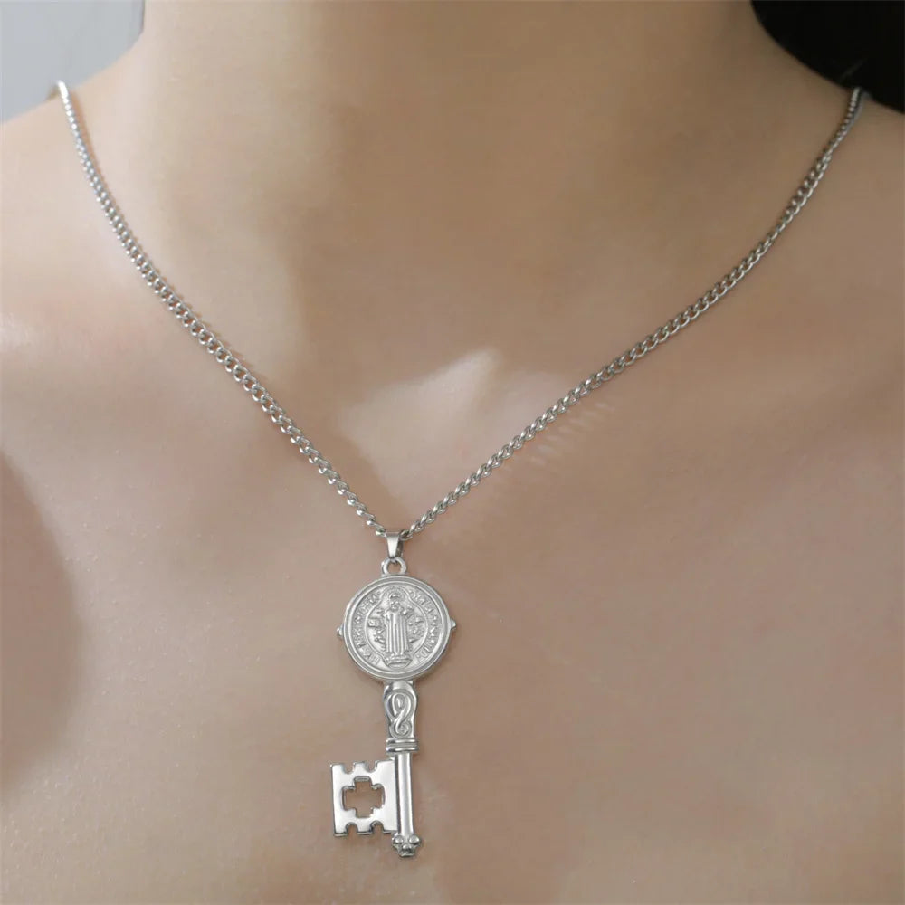 Collar con colgante de llave católica plateada