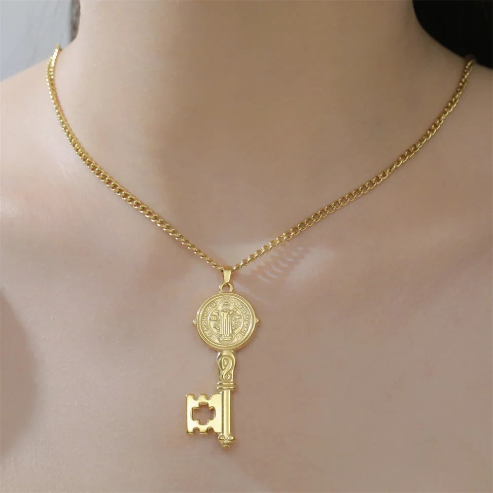 Collar con colgante de llave católica dorada
