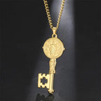 Collar con colgante de llave católica dorada