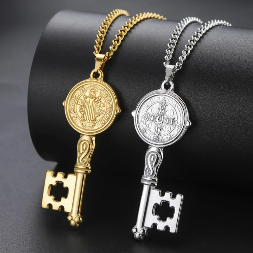 Collar con colgante de llave católica dorada