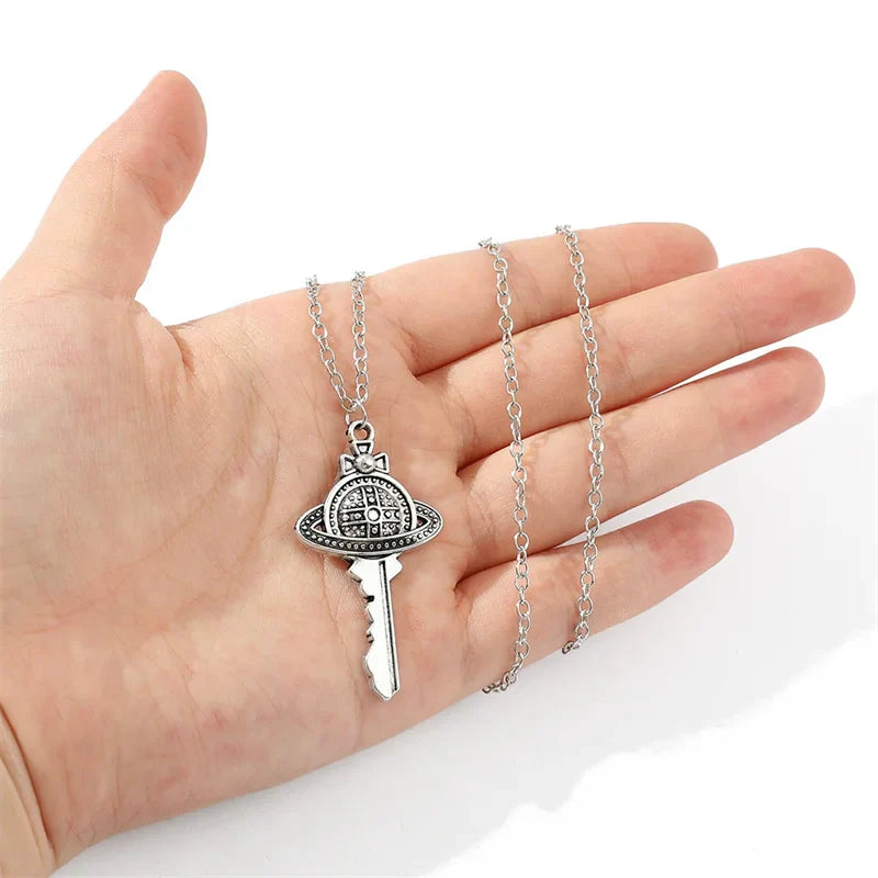 Collar con colgante llave del universo