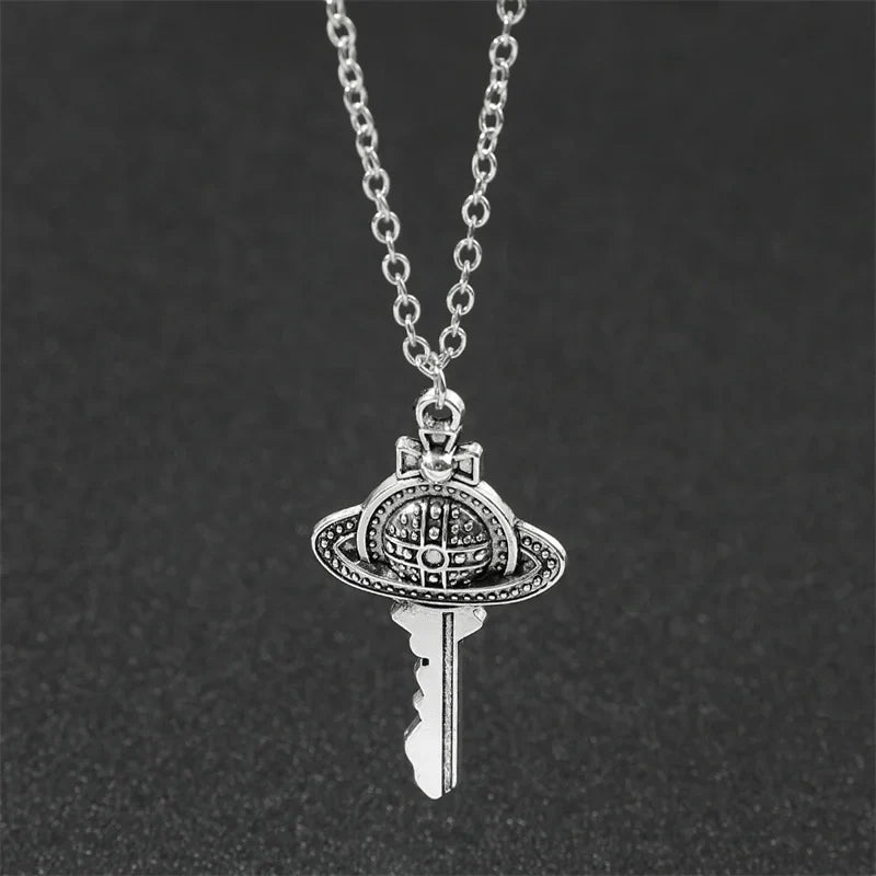Collar con colgante llave del universo