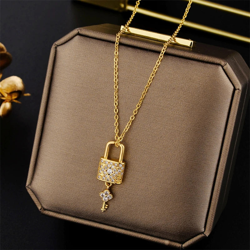 Collar con colgante de llave y candado dorado