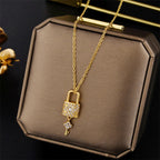 Collar con colgante de llave y candado dorado
