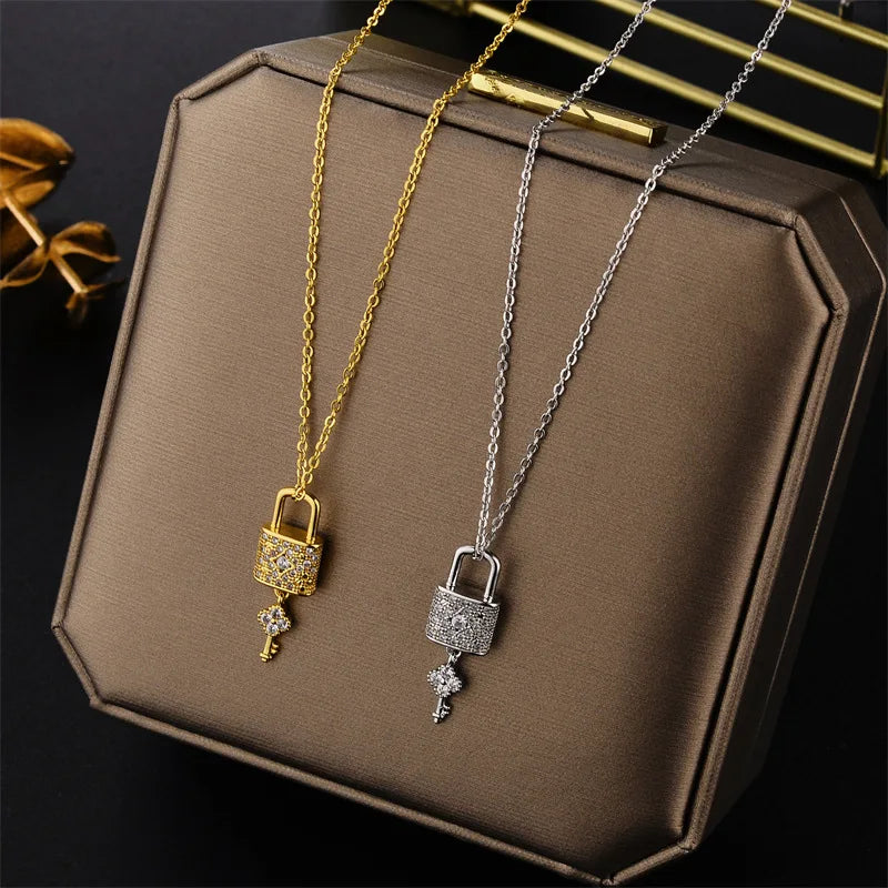 Collar con colgante de llave y candado dorado