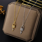 Collar con colgante de llave y candado dorado