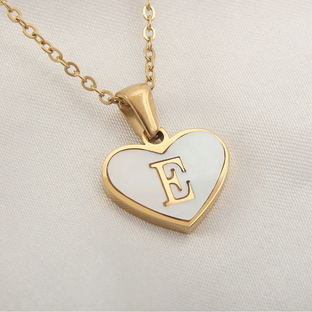 Collar con colgante de corazón blanco inicial e