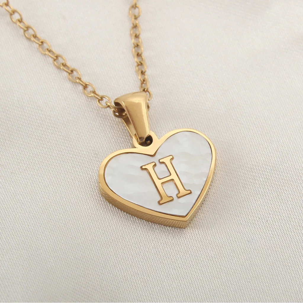 Collar con colgante de corazón blanco inicial h