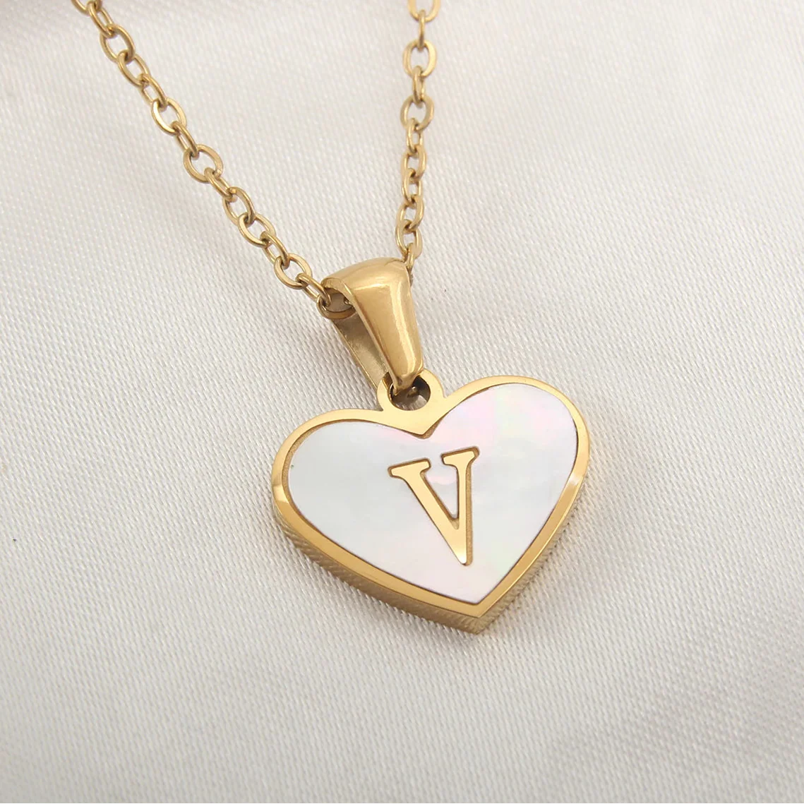 Collar con colgante de corazón blanco inicial v