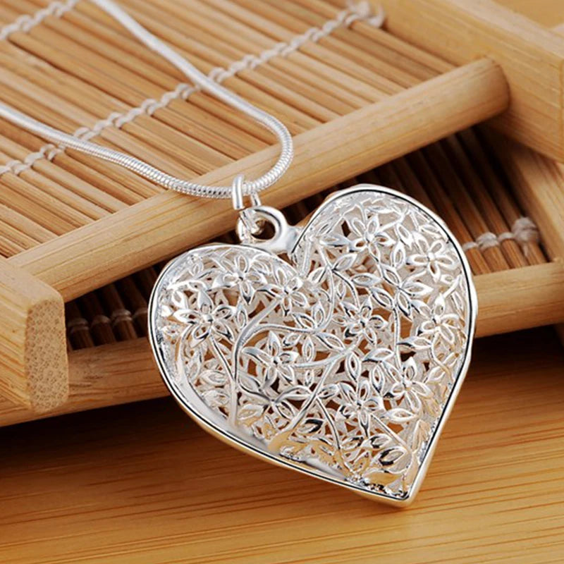 Collar con colgante corazón follaje