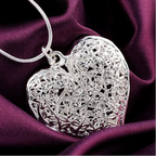 Collar con colgante corazón follaje