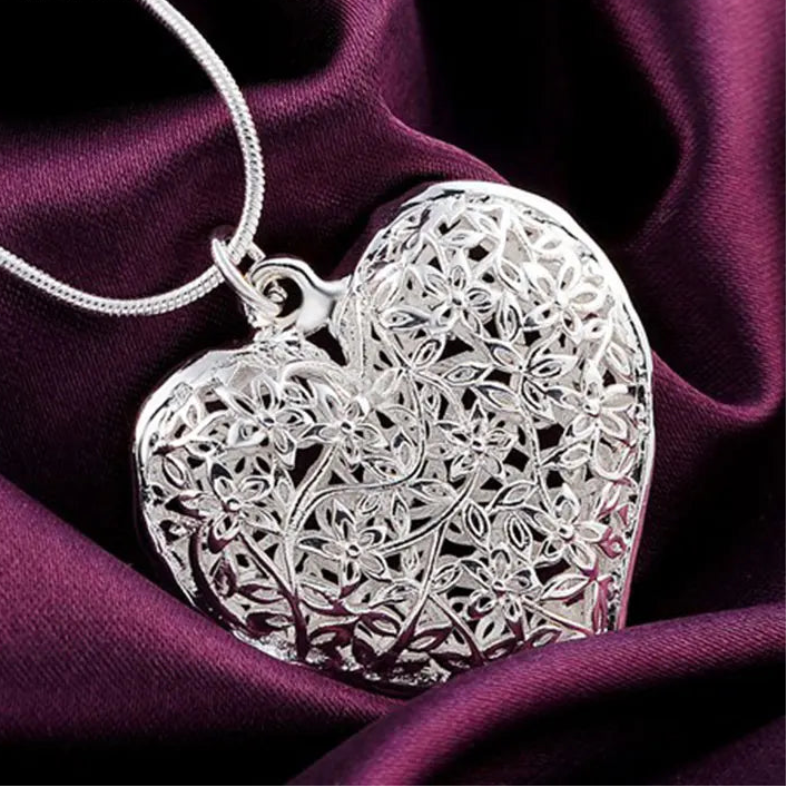 Collar con colgante corazón follaje