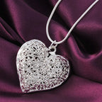 Collar con colgante corazón follaje