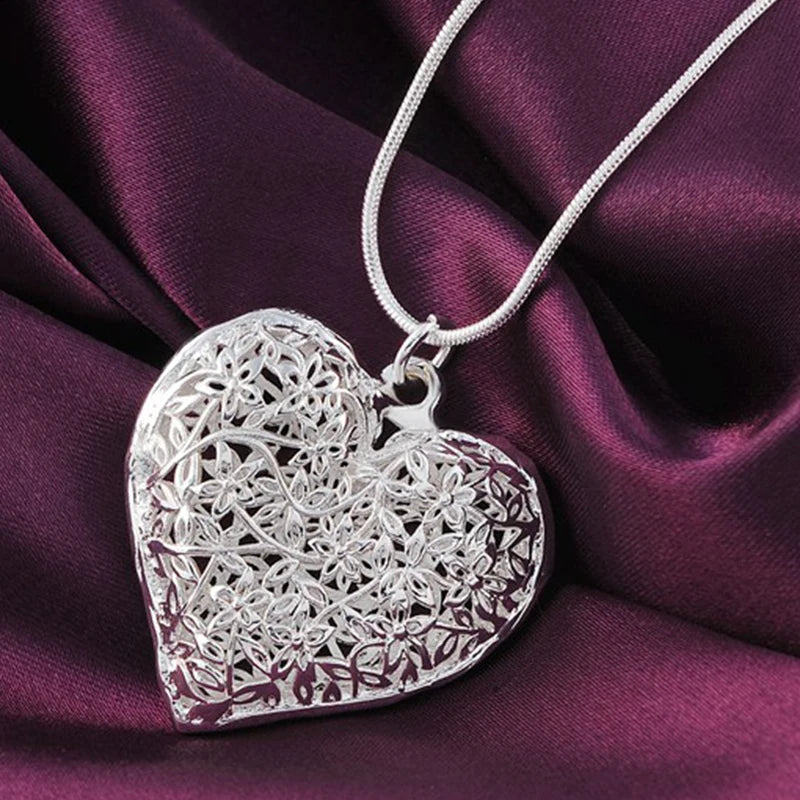 Collar con colgante corazón follaje