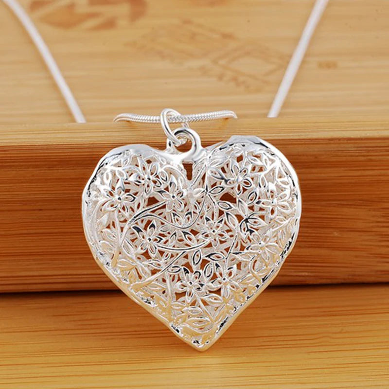 Collar con colgante corazón follaje