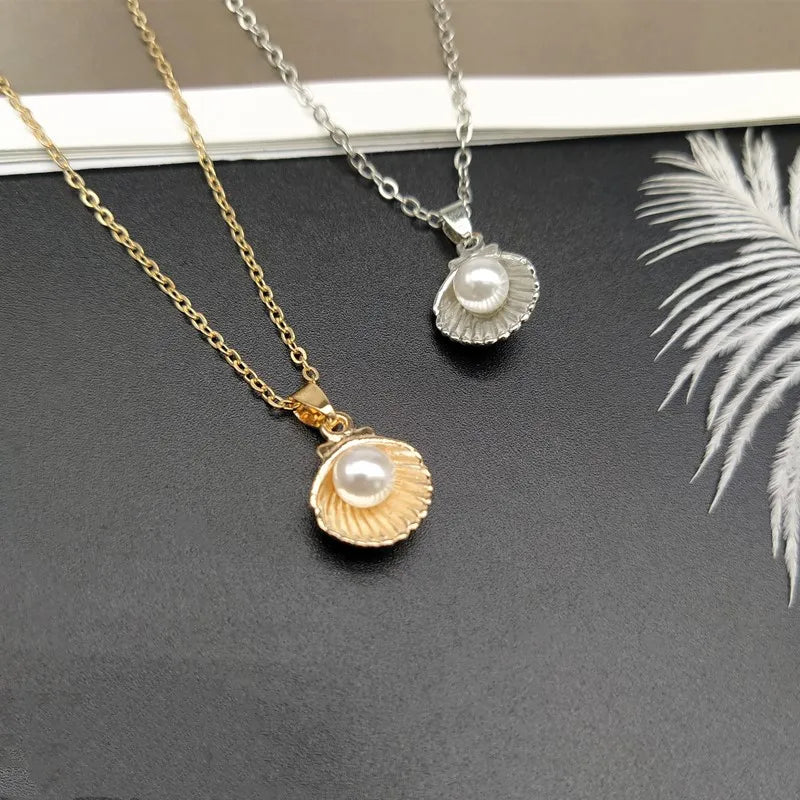 Collar con colgante de concha de vieira y perla dorada