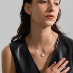 Colier cu pandantiv semilună cu efect sidefat auriu