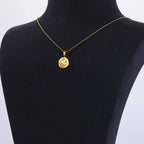 Collier avec pendentif croissant de lune et étoile sertie d'un zircon bleu