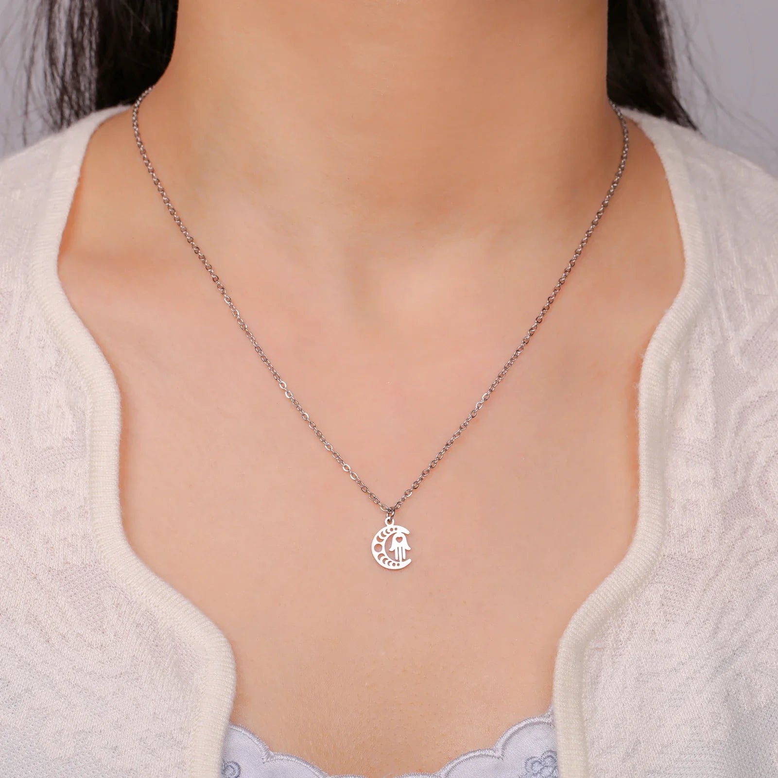 Collar con colgante islámico de media luna y mano de Fátima árabe en plata