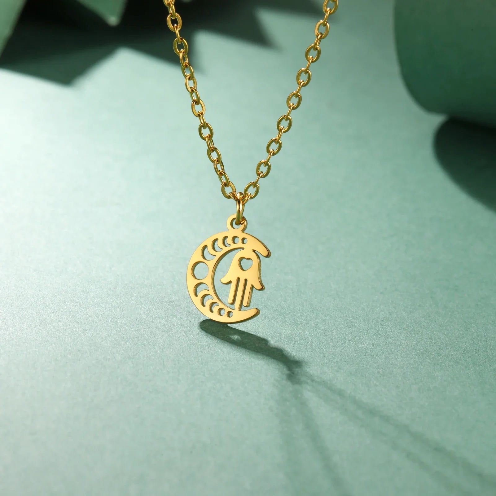 Collar con colgante islámico de media luna y mano de Fátima árabe en oro