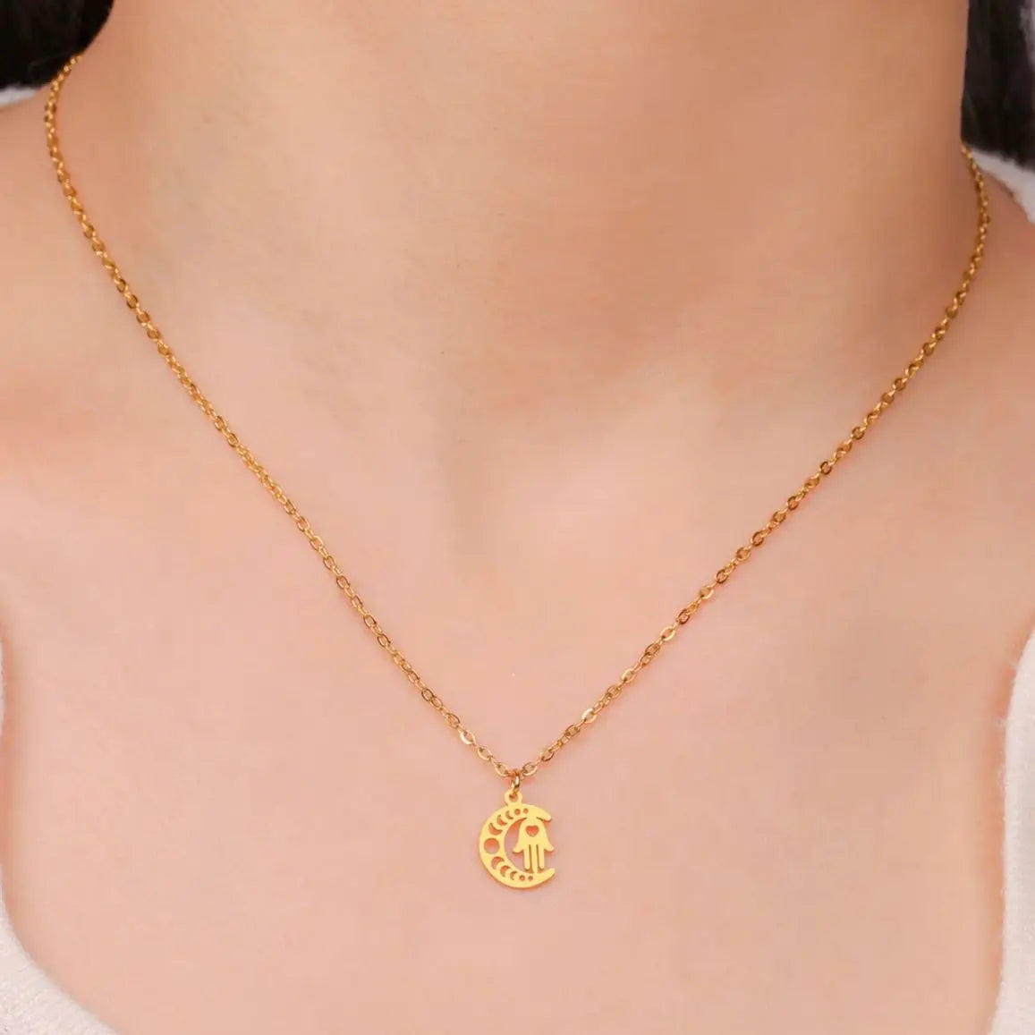 Collar con colgante islámico de media luna y mano de Fátima árabe en oro