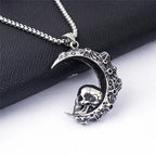 Collar con Colgante de Media Luna y Calavera