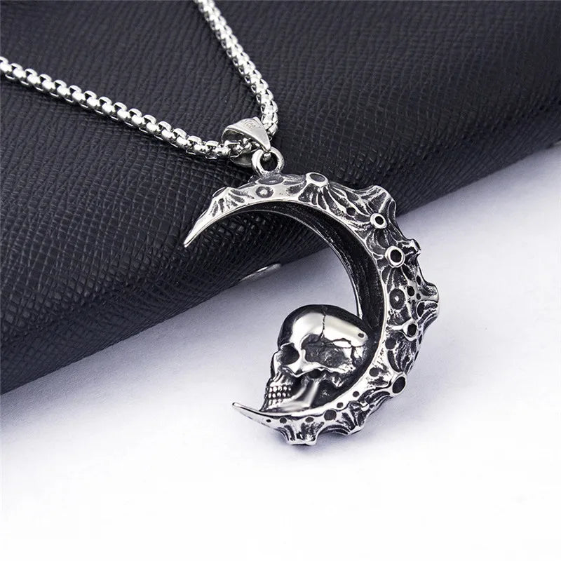 Collar con Colgante de Media Luna y Calavera