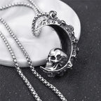 Collar con Colgante de Media Luna y Calavera
